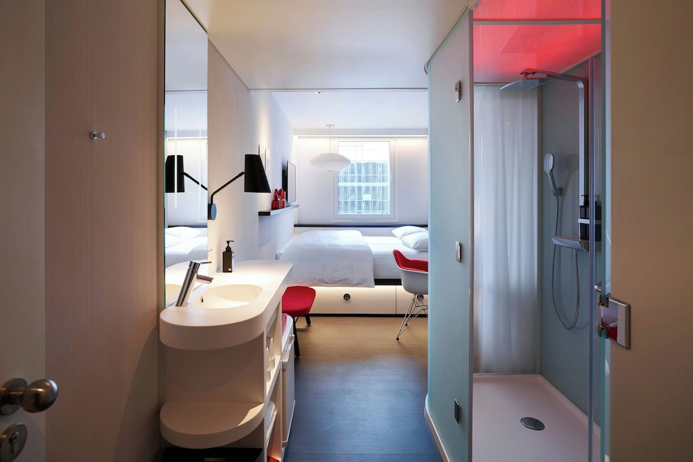 Habitación Premium, 1 cama de matrimonio grande (View) del hotel CitizenM Paris Gare de Lyon. Foto 8