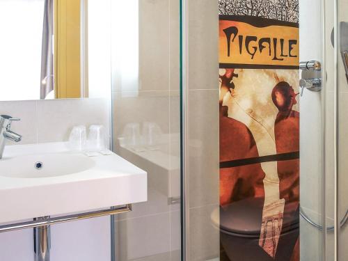 Habitación Doble Clásica del hotel Mercure Paris 9 Pigalle Sacre-coeur. Foto 7