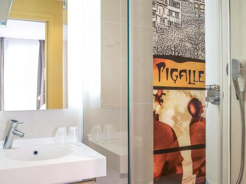 Privilege Room with One Double Bed and Sofa del hotel Mercure Paris 9 Pigalle Sacre-coeur. Foto 3