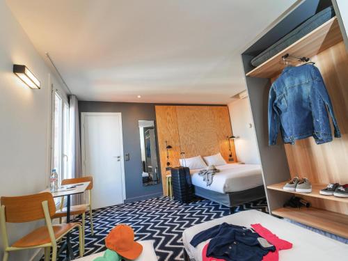 Standard Suite with One Double Bed and Two Single Beds del hotel Ibis Styles Paris Place d'Italie Butte Aux Cailles