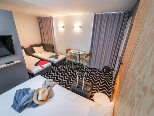 Standard Suite with One Double Bed and Two Single Beds del hotel Ibis Styles Paris Place d'Italie Butte Aux Cailles. Foto 2