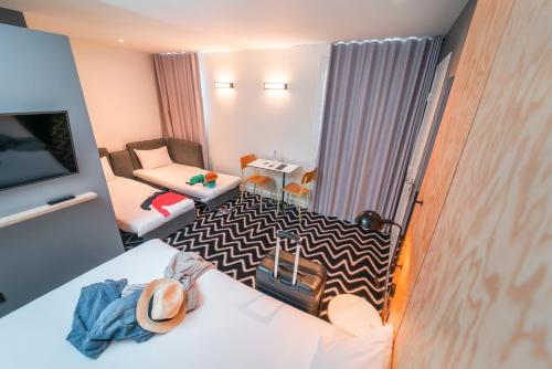 Standard Suite with One Double Bed and Two Single Beds del hotel Ibis Styles Paris Place d'Italie Butte Aux Cailles. Foto 3