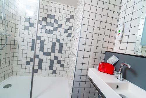 Standard Suite with One Double Bed and Two Single Beds del hotel Ibis Styles Paris Place d'Italie Butte Aux Cailles. Foto 4