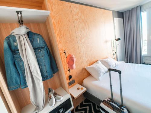 Standard Suite with One Double Bed and Two Single Beds del hotel Ibis Styles Paris Place d'Italie Butte Aux Cailles. Foto 6
