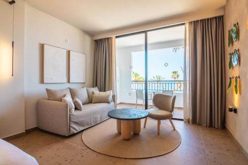 Junior Suite Deluxe Side Sea View The Club del hotel Sunlight Bahia Principe Tenerife. Foto 2