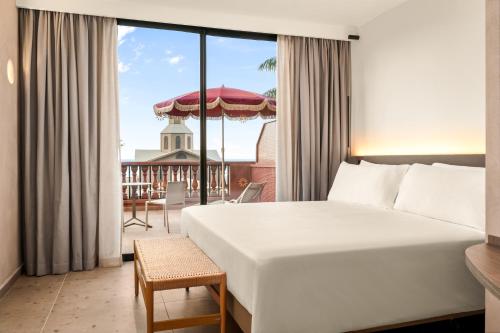 Junior Suite Deluxe Side Sea View del hotel Sunlight Bahia Principe Tenerife. Foto 11