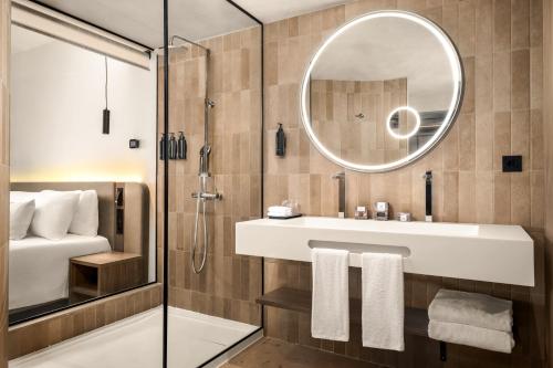 Junior suite Lujo Vista Jardín Club 1 Cama doble del hotel Sunlight Bahia Principe Tenerife. Foto 8