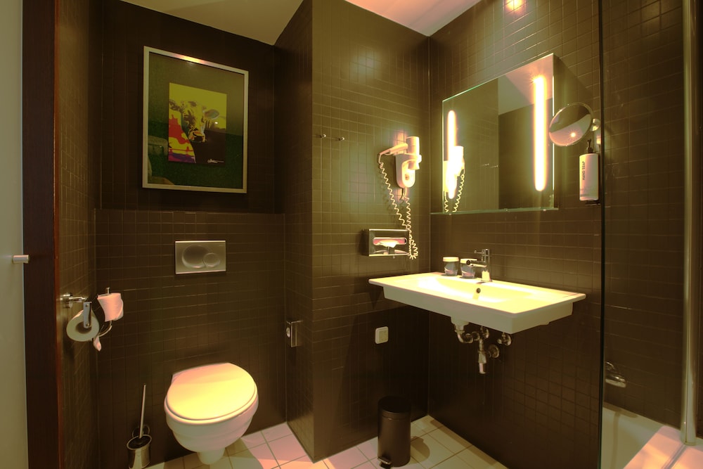 Habitación triple estándar, 3 camas individuales del hotel Artemis Amsterdam. Foto 3