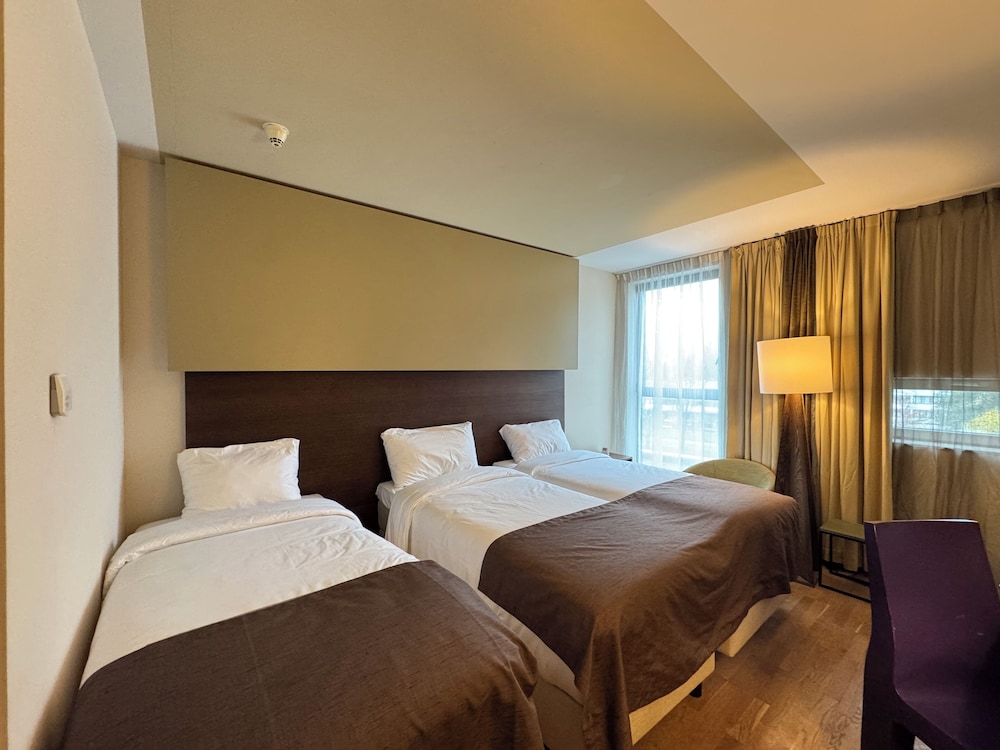 Habitación triple estándar, 3 camas individuales del hotel Artemis Amsterdam. Foto 1