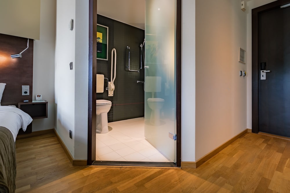 Habitación estándar doble, 1 cama de matrimonio, accesible en silla de ruedas del hotel Artemis Amsterdam. Foto 1