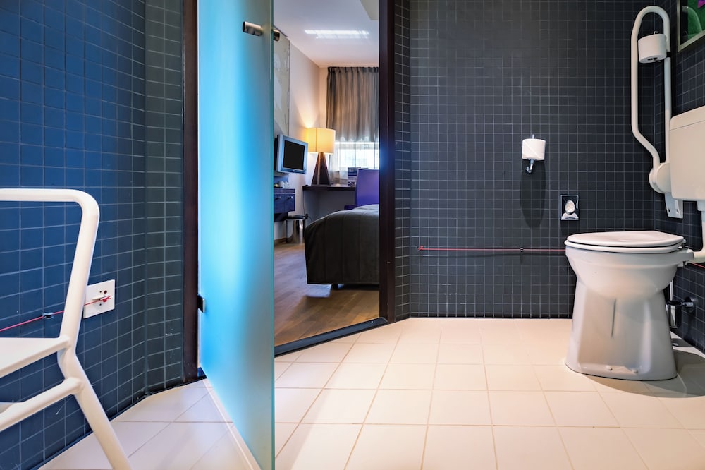 Habitación estándar doble, 1 cama de matrimonio, accesible en silla de ruedas del hotel Artemis Amsterdam. Foto 2