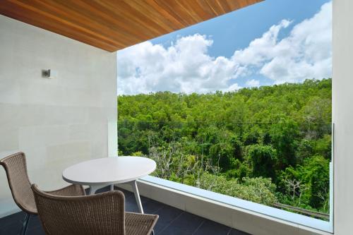 Junior Suite, 1 King, Garden view, Balcony del hotel Renaissance Bali Uluwatu Resort and Spa. Foto 1