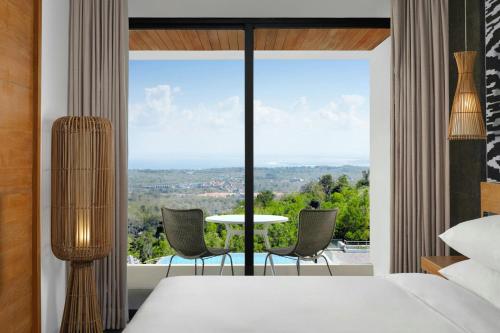 Deluxe Ocean King, Guest room, 1 King, Ocean view, Balcony del hotel Renaissance Bali Uluwatu Resort and Spa. Foto 5