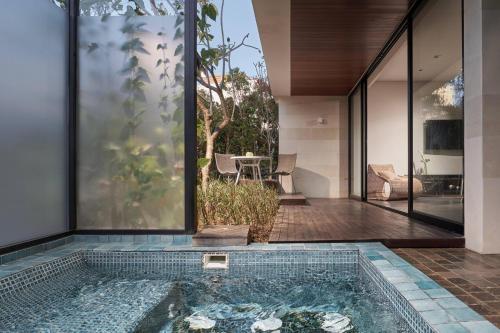 Family Jacuzzi Loft Suite, 1 Bedroom Suite, In Loft: 1 King del hotel Renaissance Bali Uluwatu Resort and Spa. Foto 5