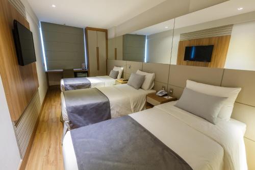Habitación Triple Estándar del hotel Atlântico Travel. Foto 1