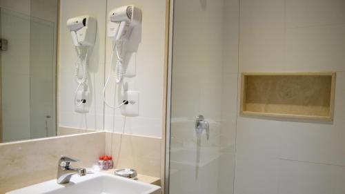 Habitación Triple Estándar del hotel Atlântico Travel. Foto 3