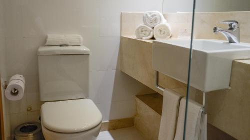 Habitación Triple Estándar del hotel Atlântico Travel. Foto 5