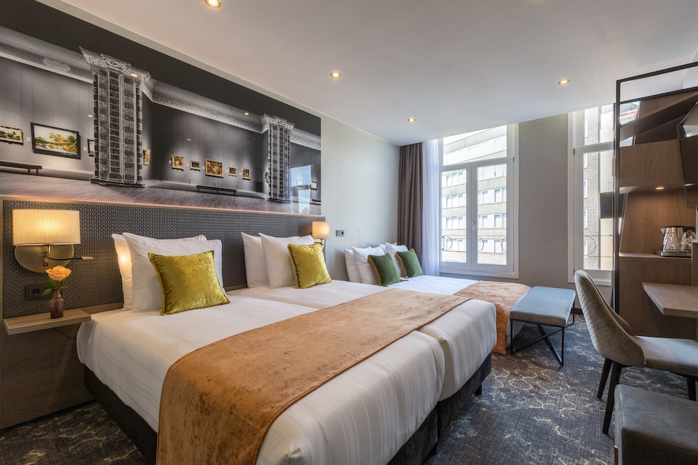Habitación Confort (1 Double Bed 1 Twin Bed) del hotel Leonardo Boutique Museumhotel. Foto 2
