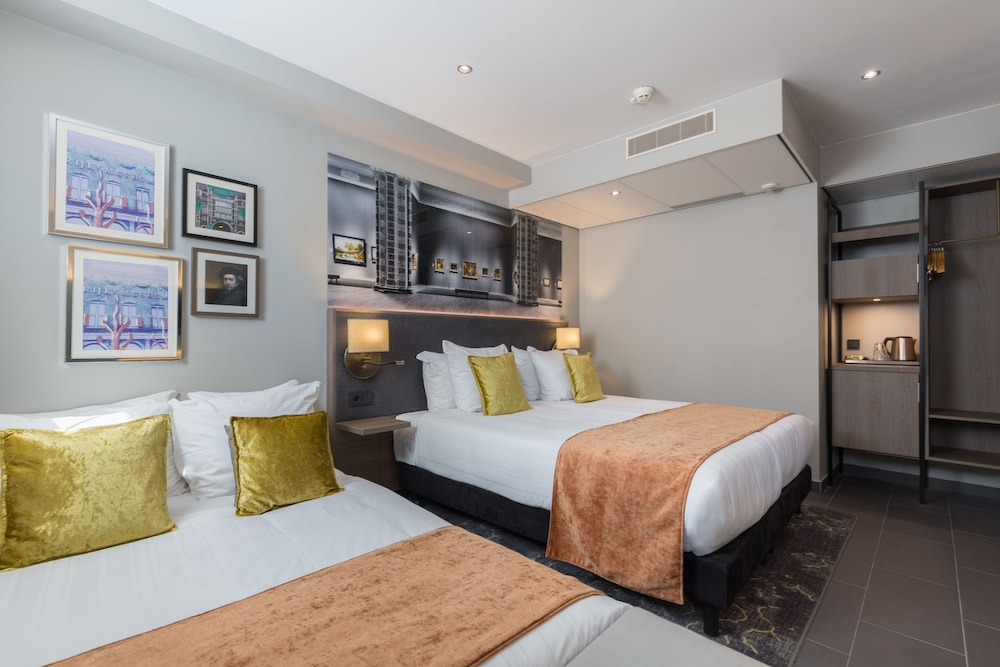 Habitación Confort (1 Double Bed 1 Twin Bed Limited View) del hotel Leonardo Boutique Museumhotel. Foto 1