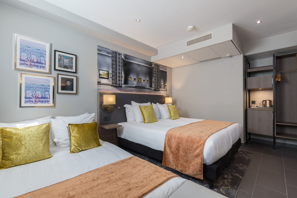 Habitación Confort (1 Double Bed 1 Twin Bed Limited View) del hotel Leonardo Boutique Museumhotel. Foto 3