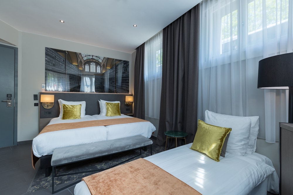 Habitación Confort (1 Double 1 Single Bed Limited View) del hotel Leonardo Boutique Museumhotel. Foto 2