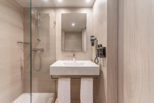 Habitación Doble con balcón del hotel Exe Liberdade. Foto 1