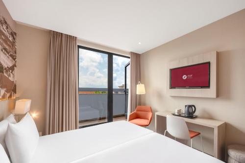 Habitación Doble con balcón del hotel Exe Liberdade. Foto 3