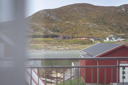 Habitación doble Vista Mar Vista Montaña Balcón o Terraza Superior 2 Camas individuales del hotel Sommarøy Arctic. Foto 4