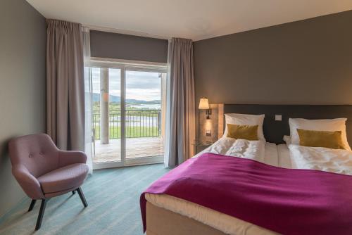 Habitación doble Vista Mar Vista Montaña Balcón o Terraza Superior 2 Camas individuales del hotel Sommarøy Arctic. Foto 5