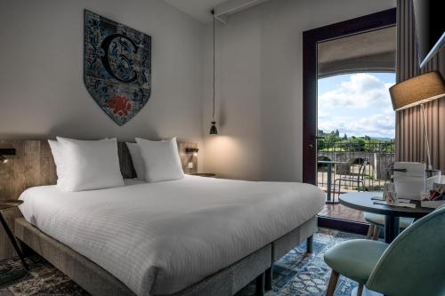 Habitación Doble Deluxe con vistas al castillo del hotel Sowell Hôtels Les Chevaliers. Foto 4