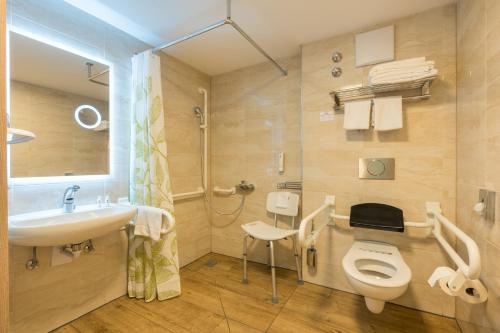 Habitación Doble adaptada para personas con discapacidad - 2 camas del hotel Best Western Plus Fuessen. Foto 1