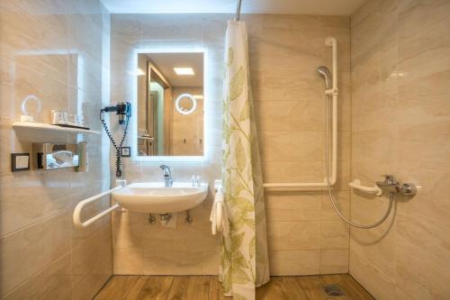 Habitación Doble adaptada para personas con discapacidad - 2 camas del hotel Best Western Plus Fuessen. Foto 4