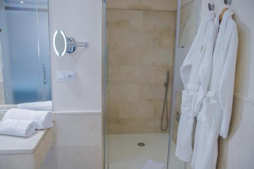 Habitación Doble Deluxe con bañera de hidromasaje del hotel Halo Boutique. Foto 3