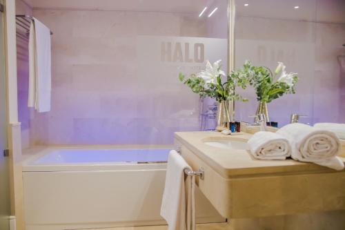 Habitación Doble Deluxe con bañera de hidromasaje del hotel Halo Boutique. Foto 1