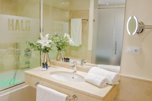 Habitación Doble Deluxe con bañera de hidromasaje del hotel Halo Boutique. Foto 2