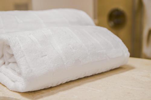 Habitación Doble Deluxe con bañera de hidromasaje del hotel Halo Boutique. Foto 4