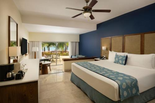 Suite Junior con vistas parciales al mar del hotel Impressive Premium Punta Cana. Foto 3