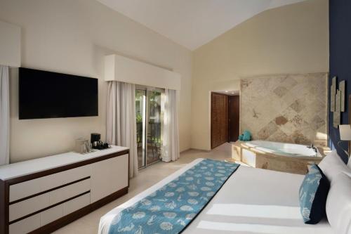 Suite Junior Premium con vistas tropicales y jacuzzi del hotel Impressive Premium Punta Cana. Foto 2
