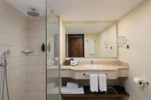 Suite Junior Premium con vistas tropicales y jacuzzi del hotel Impressive Premium Punta Cana. Foto 3