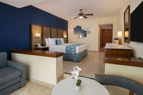 Suite Junior Premium con vistas al océano y jacuzzi del hotel Impressive Premium Punta Cana. Foto 3
