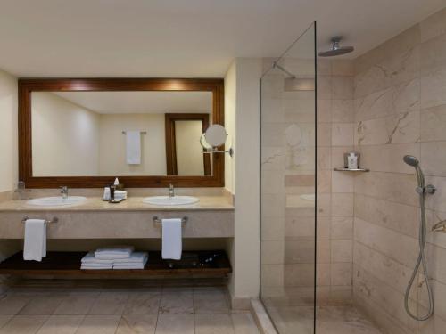 Suite Junior Premium con vistas directas al océano y jacuzzi del hotel Impressive Premium Punta Cana