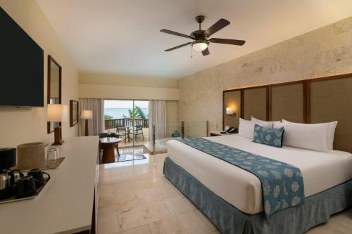 Suite Junior Premium con vistas directas al océano y jacuzzi del hotel Impressive Premium Punta Cana. Foto 1