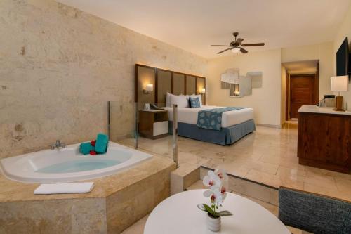 Suite Junior Premium con vistas directas al océano y jacuzzi del hotel Impressive Premium Punta Cana. Foto 2