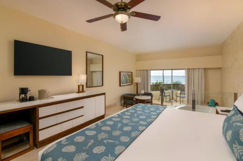 Suite Junior Premium con vistas directas al océano y jacuzzi del hotel Impressive Premium Punta Cana. Foto 3
