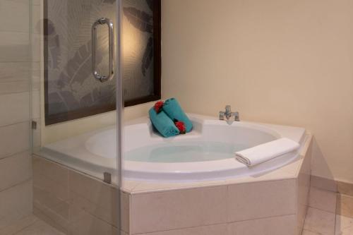 Suite Junior Premium con vistas directas al océano y jacuzzi del hotel Impressive Premium Punta Cana. Foto 4