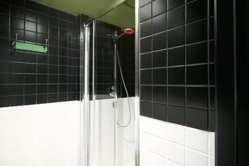Cama en habitación compartida mixta de 8 camas del hotel Generator Madrid. Foto 4