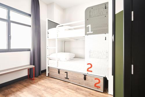 Habitación Privada de 4 camas del hotel Generator Madrid. Foto 2