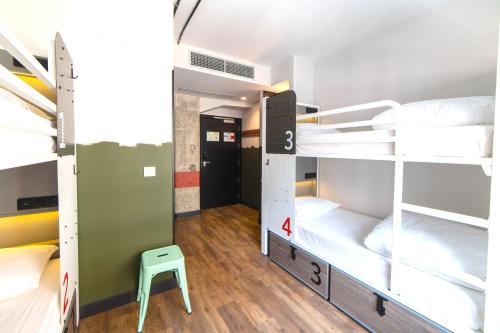 Habitación Privada de 4 camas del hotel Generator Madrid. Foto 4