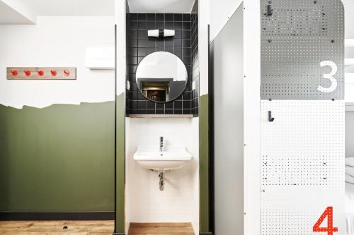 Habitación Privada de 4 camas del hotel Generator Madrid. Foto 5