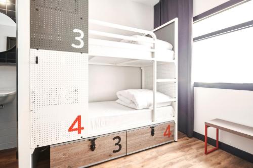 Habitación Privada de 4 camas del hotel Generator Madrid. Foto 6